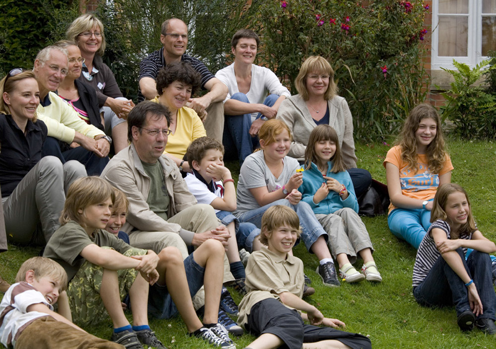 %_tempFileNamefamilies-on-grass%