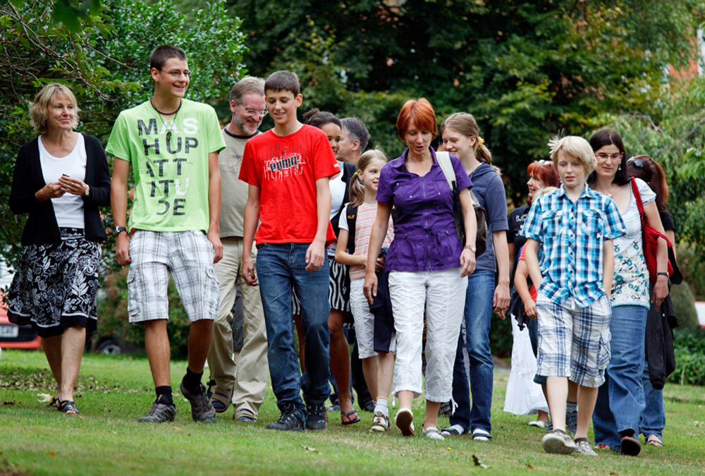 %_tempFileNamewalking-families-5%