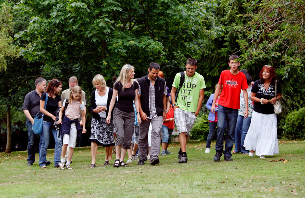 %_tempFileNamewalking-families-6%