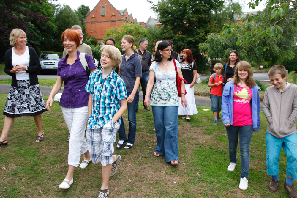 %_tempFileNamewalking-families-7%