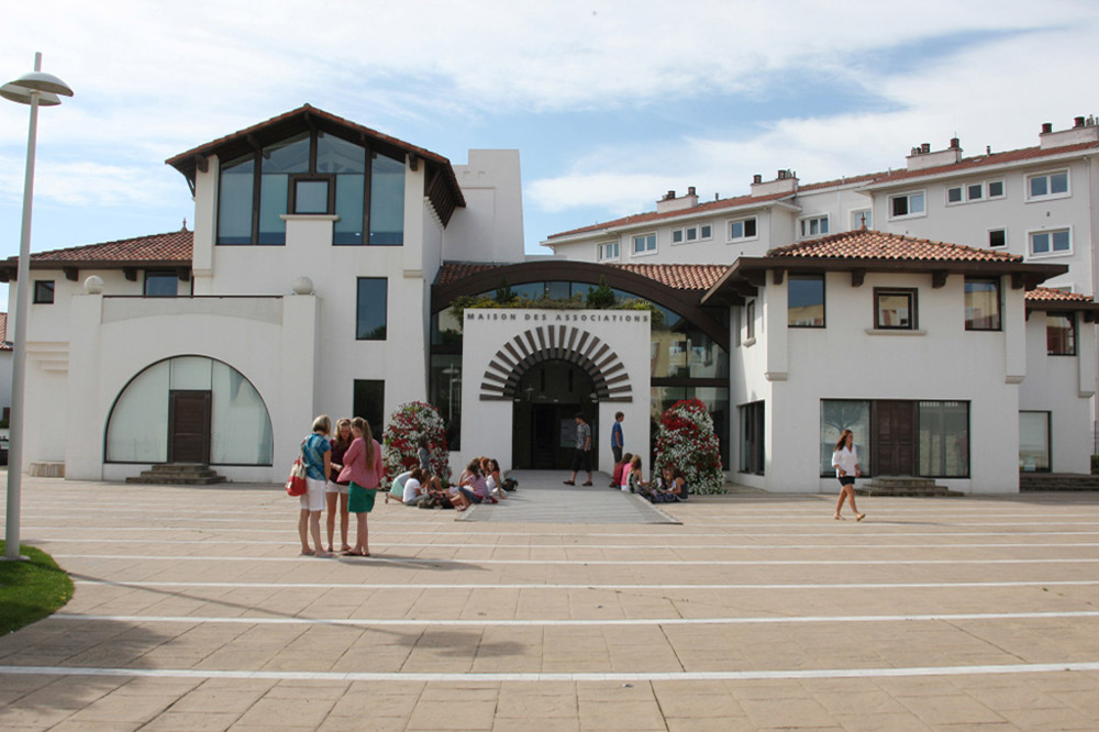 %_tempFileNamebiarritz-school-1%