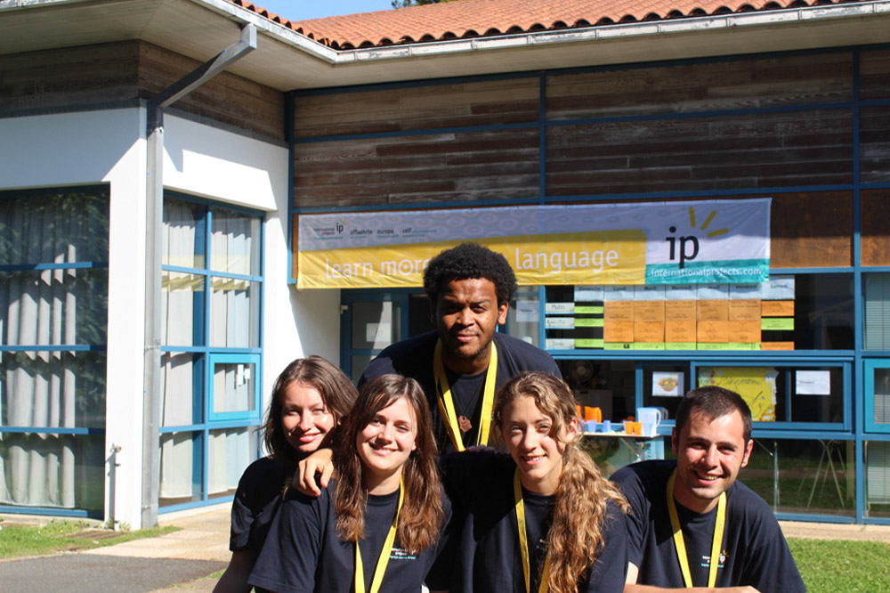 %_tempFileNamebiarritz-staff-1%