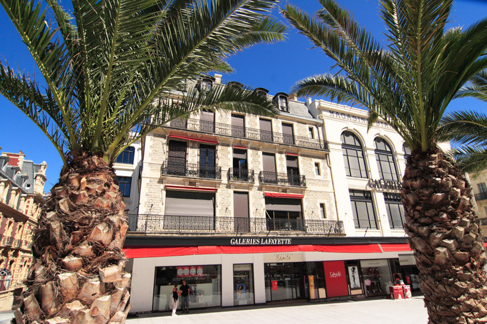 %_tempFileNamebiarritz-town-centre%