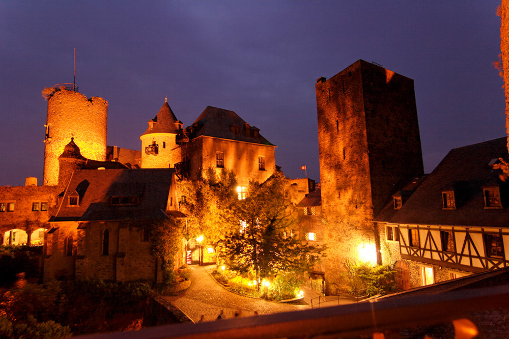 %_tempFileNameoberwesel-castle-night-2%