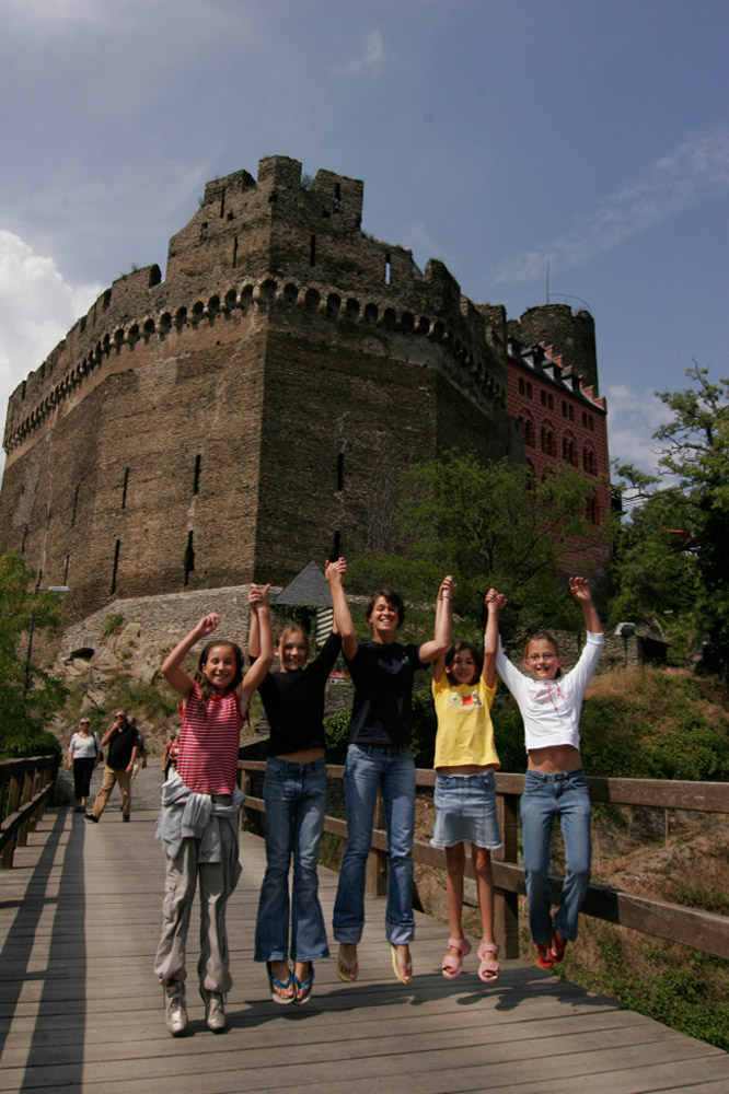%_tempFileNameoberwesel-castle-students-3%