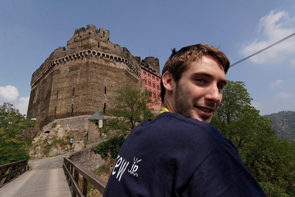 %_tempFileNameoberwesel-castle-with-staff-2%
