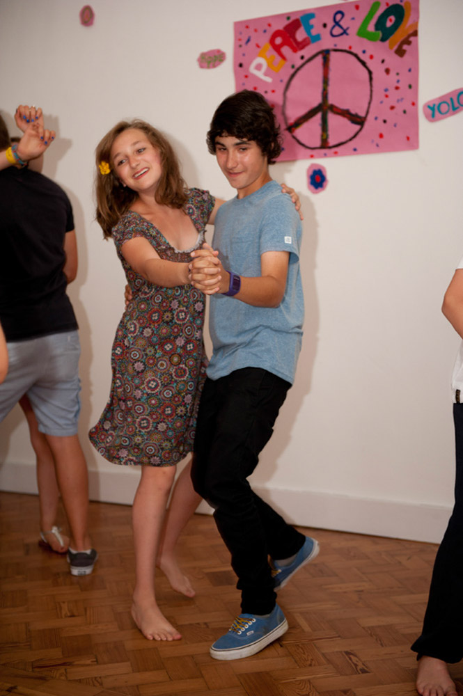 %_tempFileNamekids-dancing-together%