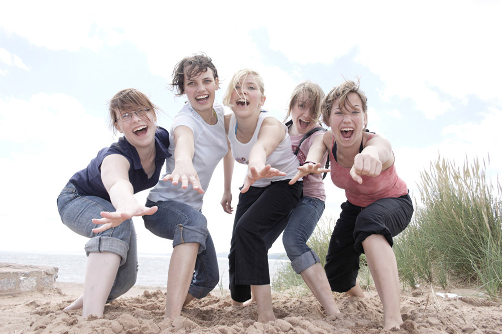 %_tempFileNamefive-funny-girls-at-beach%