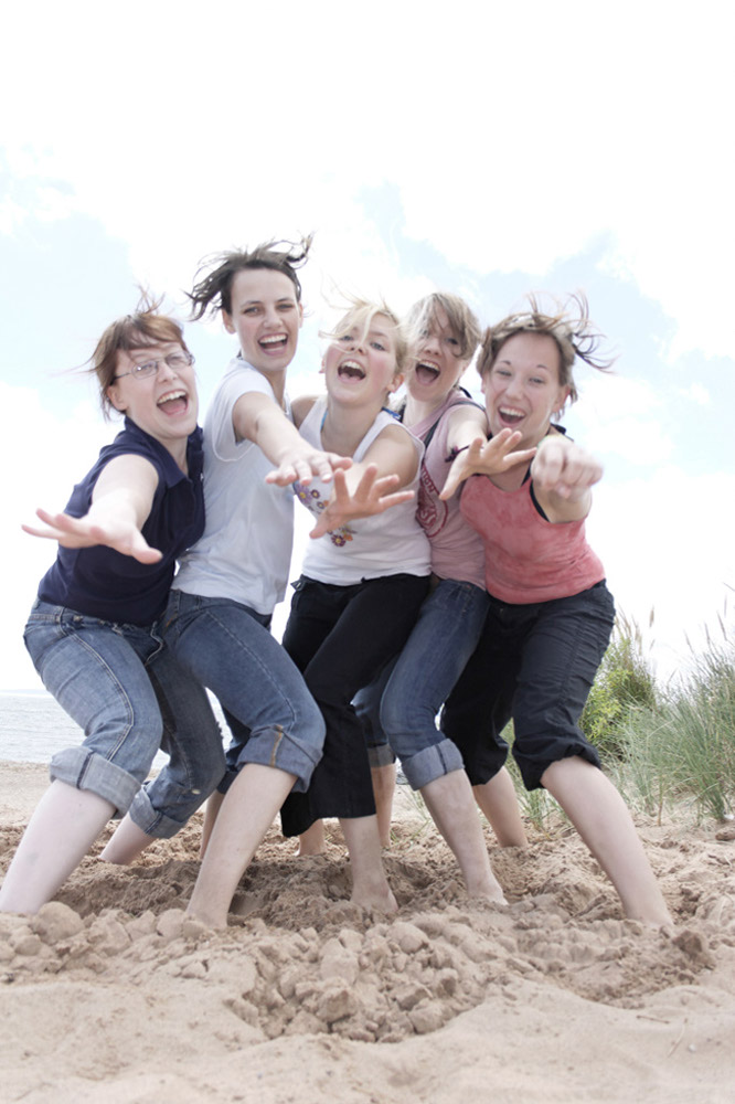 %_tempFileNamefive-funny-girls-posing%