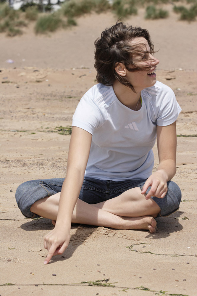%_tempFileNamegirl-is-sitting-at-beach%