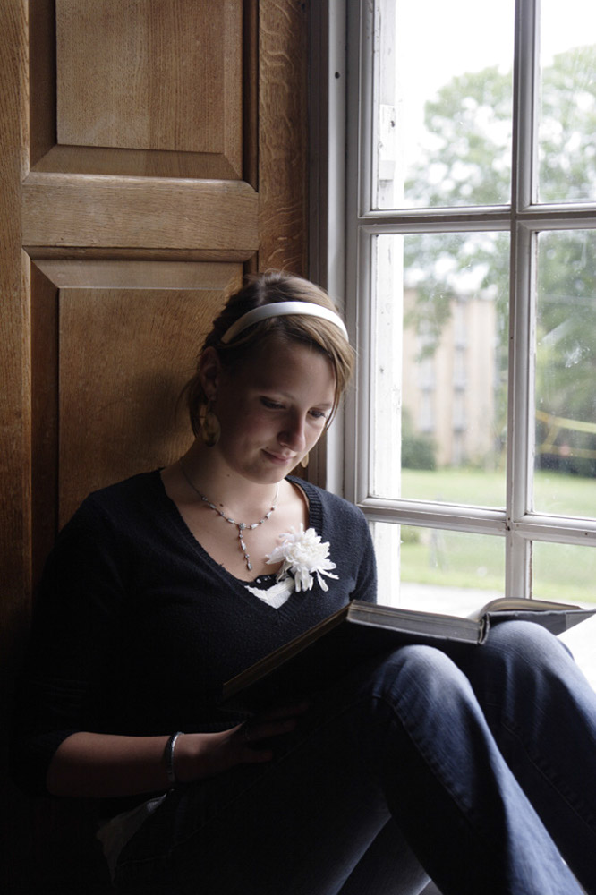 %_tempFileNamereading-girl-4%