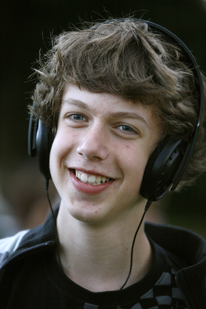 %_tempFileNameboy-with-headphone-2%