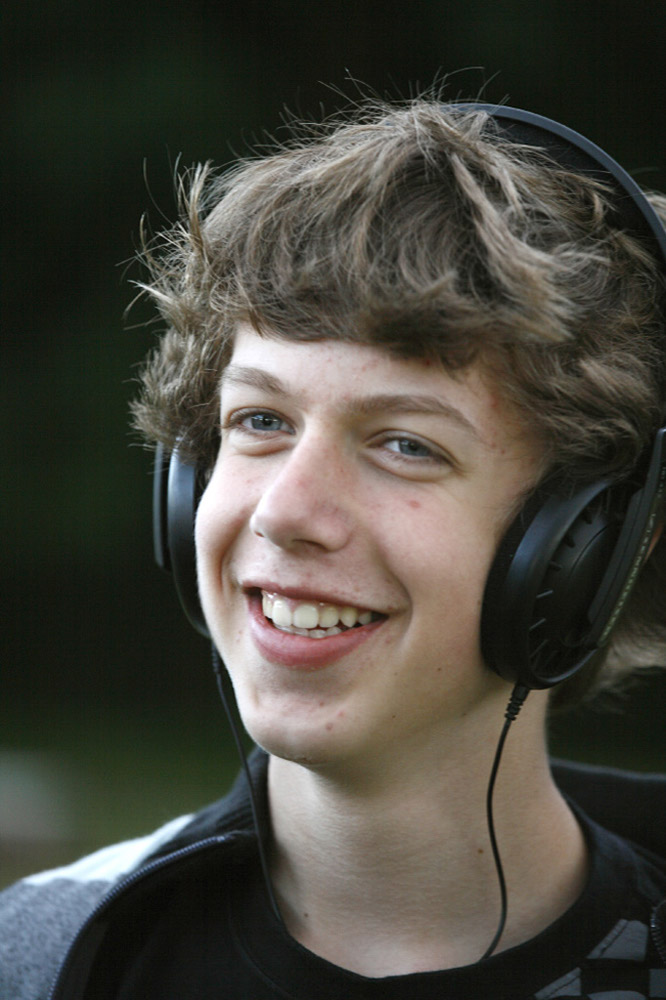 %_tempFileNameboy-with-headphone-3%