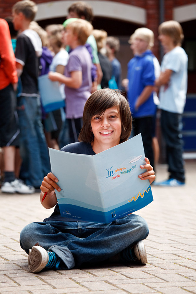 %_tempFileNamedark-haired-boy-with-ip-folder-6%