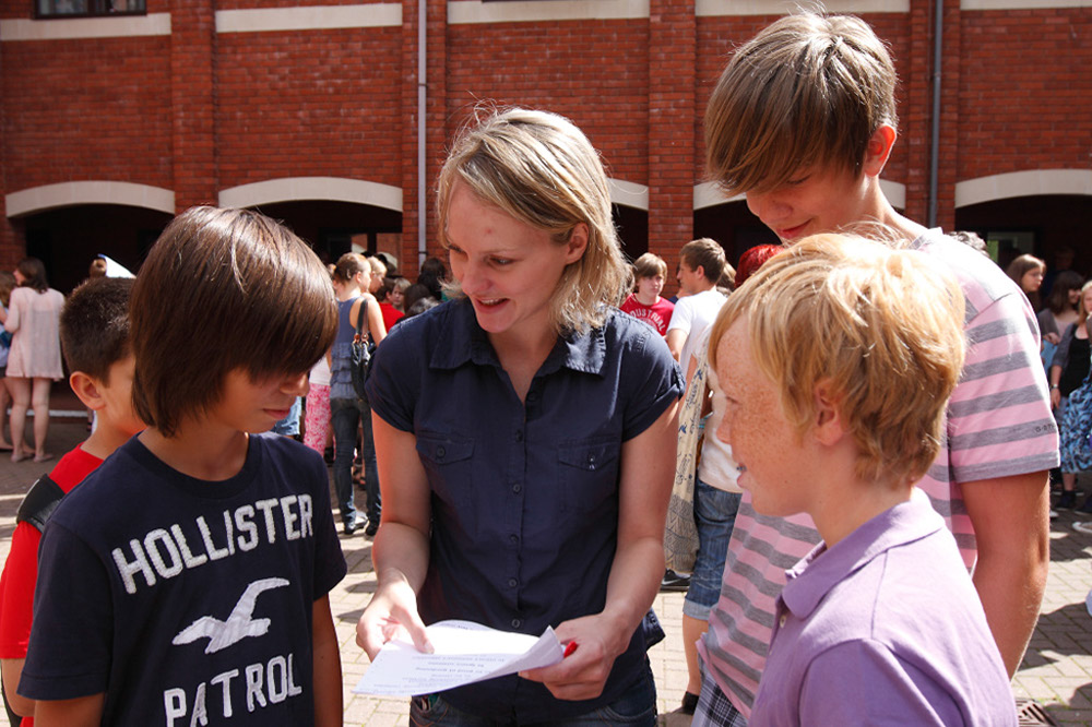 %_tempFileNameexplaining-staff-with-students-12%