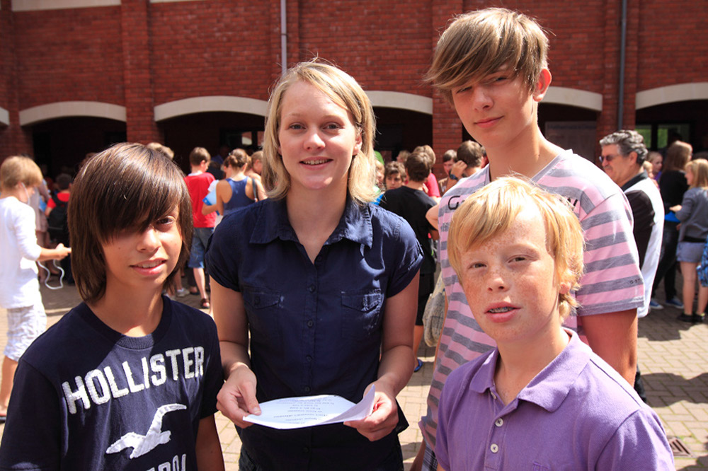 %_tempFileNameexplaining-staff-with-students-13%