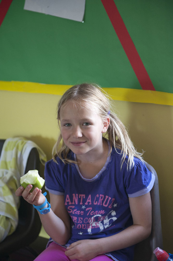%_tempFileNamegirl-eats-an-apple%