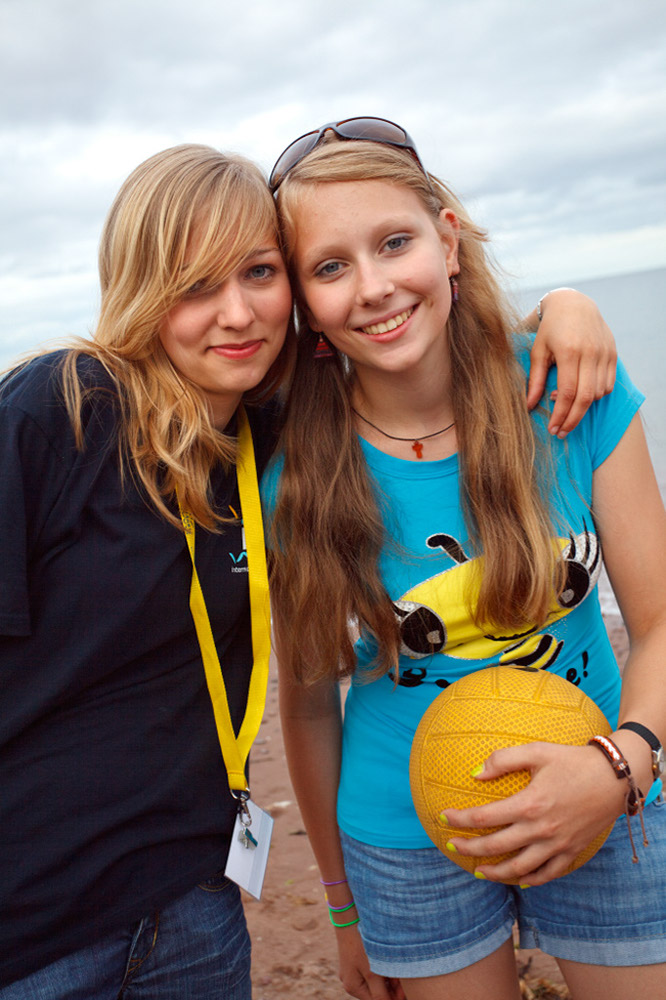 %_tempFileNamegirl-staff-beach%