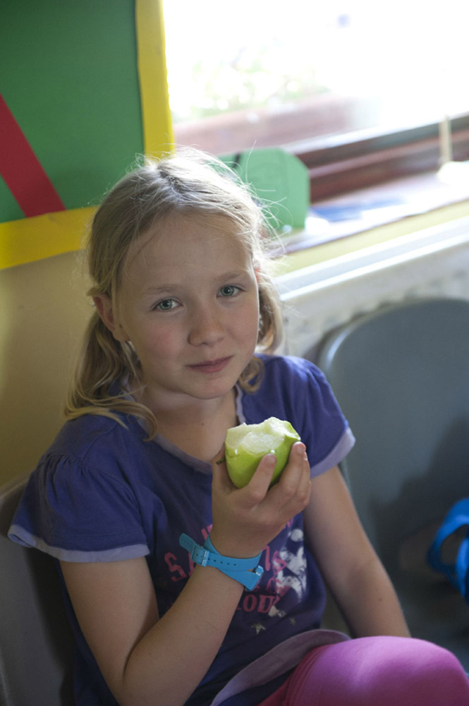 %_tempFileNamegirl-with-apple%