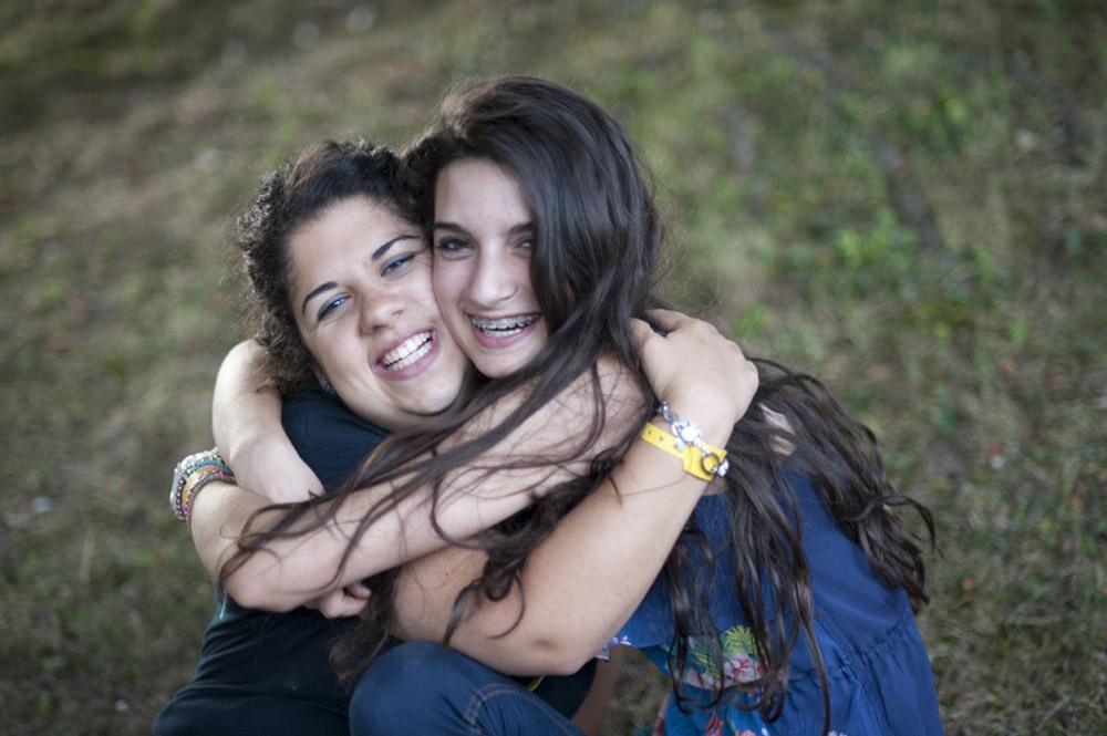 %_tempFileNamegirls-hugging%