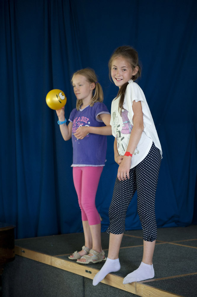 %_tempFileNamegirls-playing-ball%