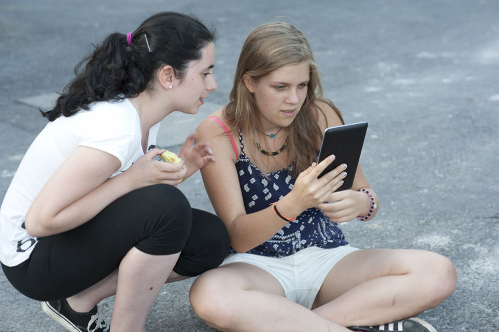%_tempFileNamegirls-with-big-phone%