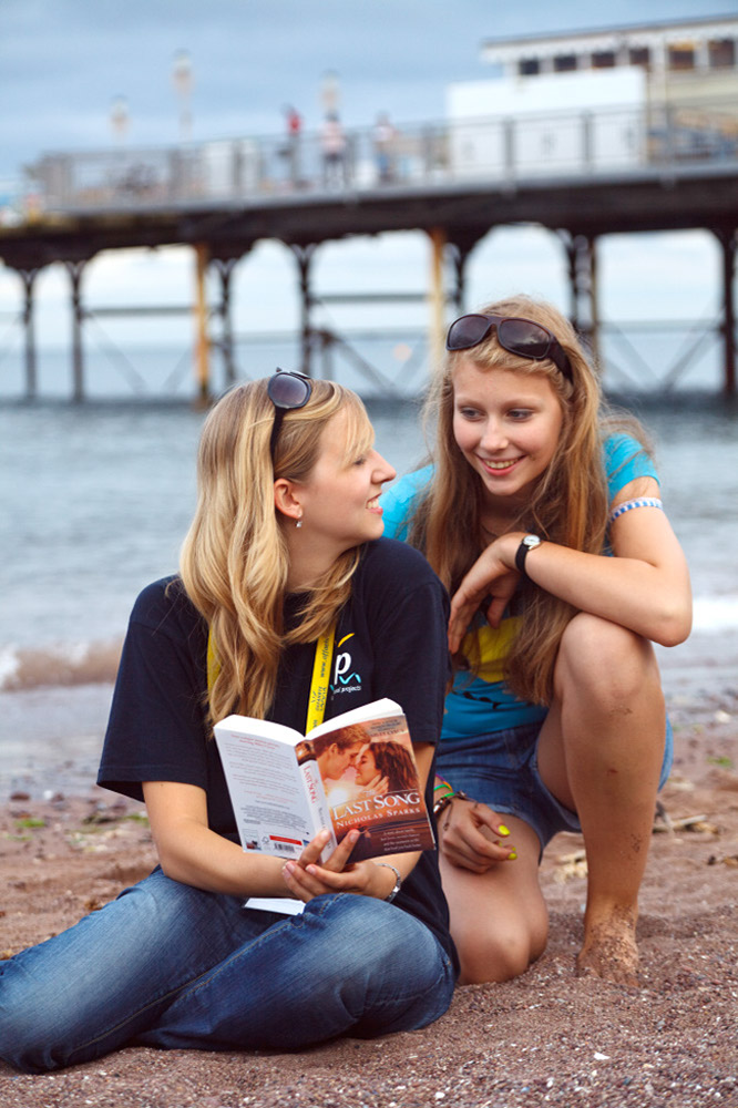 %_tempFileNamereading-on-beach-2%