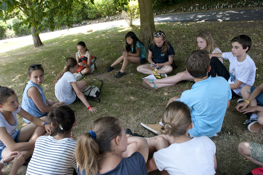 %_tempFileNamesitting-group-of-students-2%