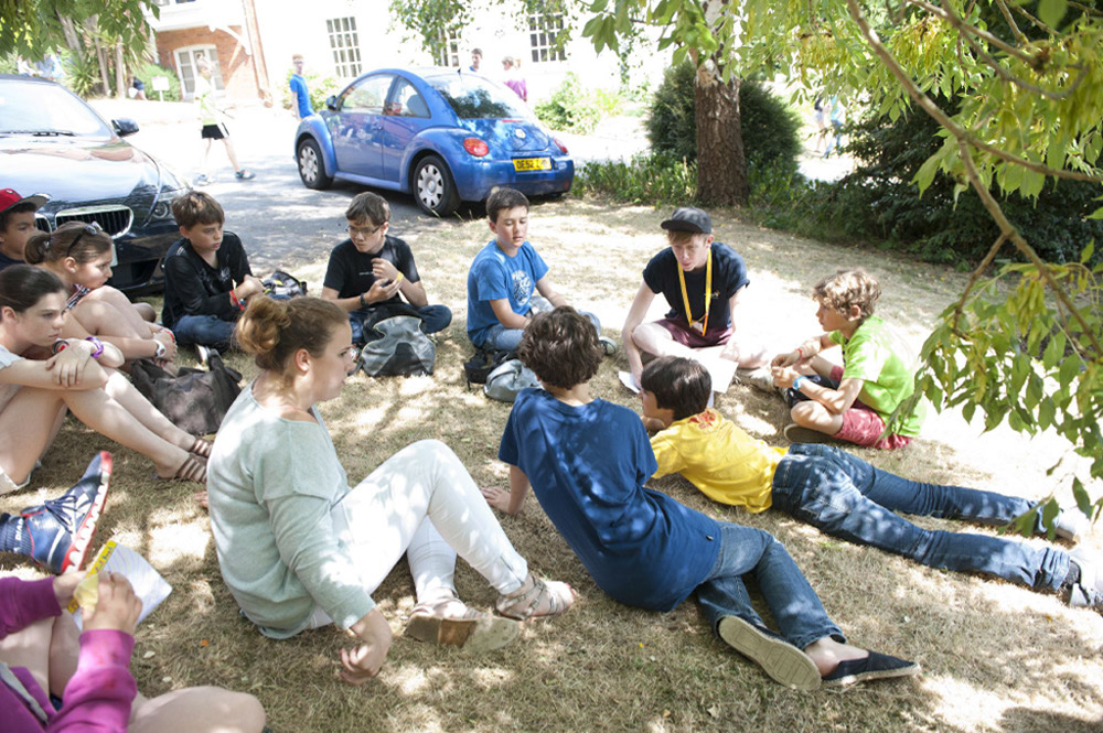 %_tempFileNamesitting-group-of-students-3%