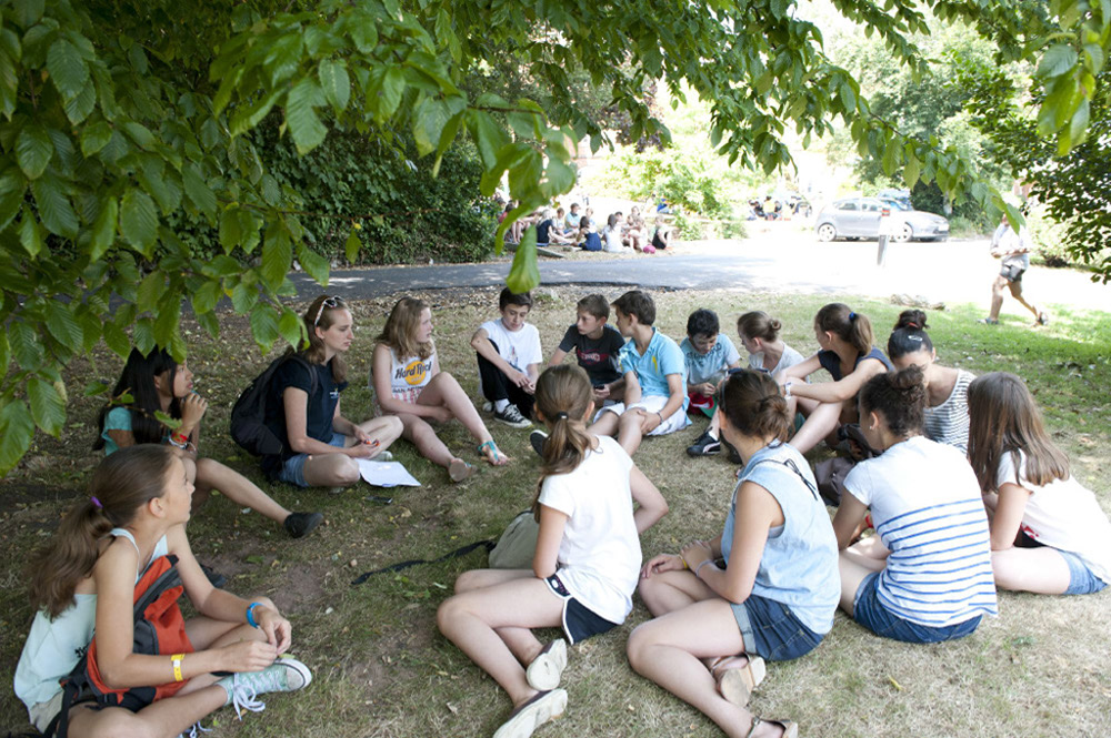 %_tempFileNamesitting-group-of-students%