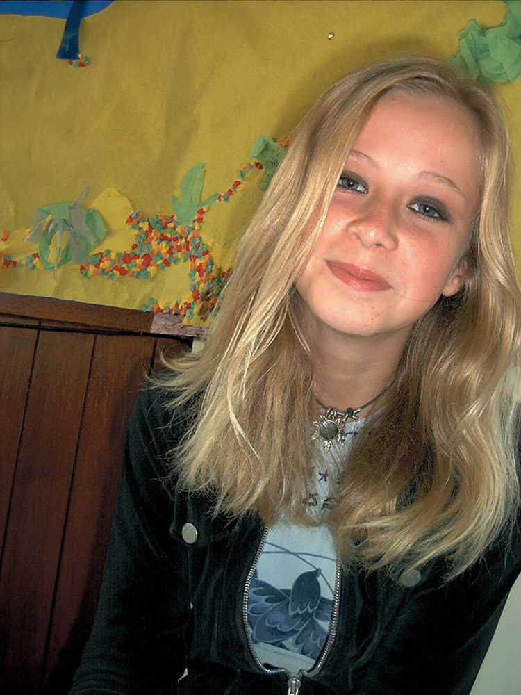 %_tempFileNamesmiling-blonde%