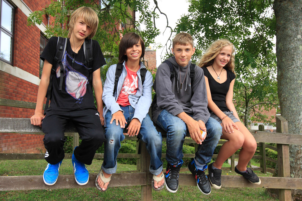 %_tempFileNamestudents-sitting-on-bannister-9%