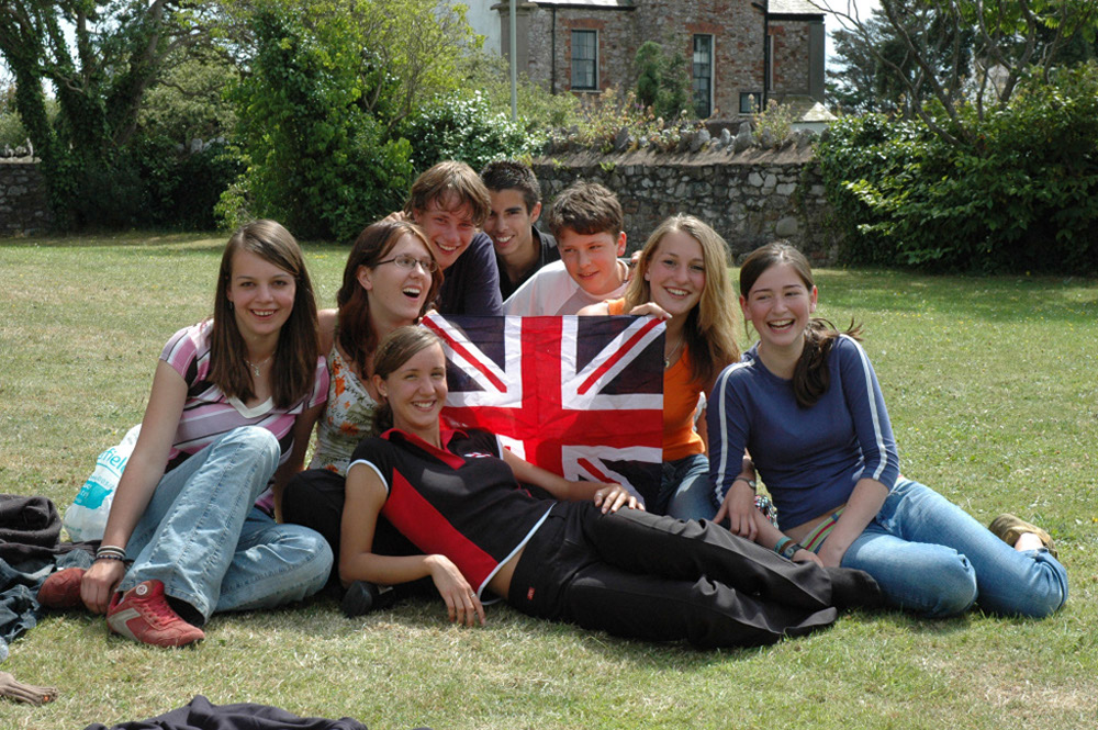 %_tempFileNamestudents-with-british-flag%