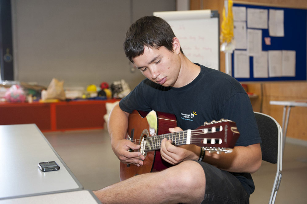 %_tempFileNamestaff-playing-guitar%