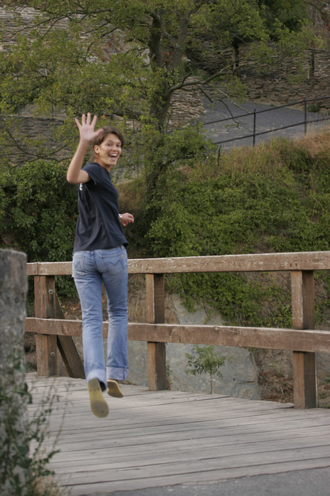 %_tempFileNamewaving-girl-1%
