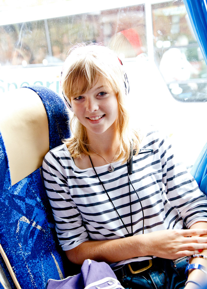 %_tempFileNamegirl-in-bus%