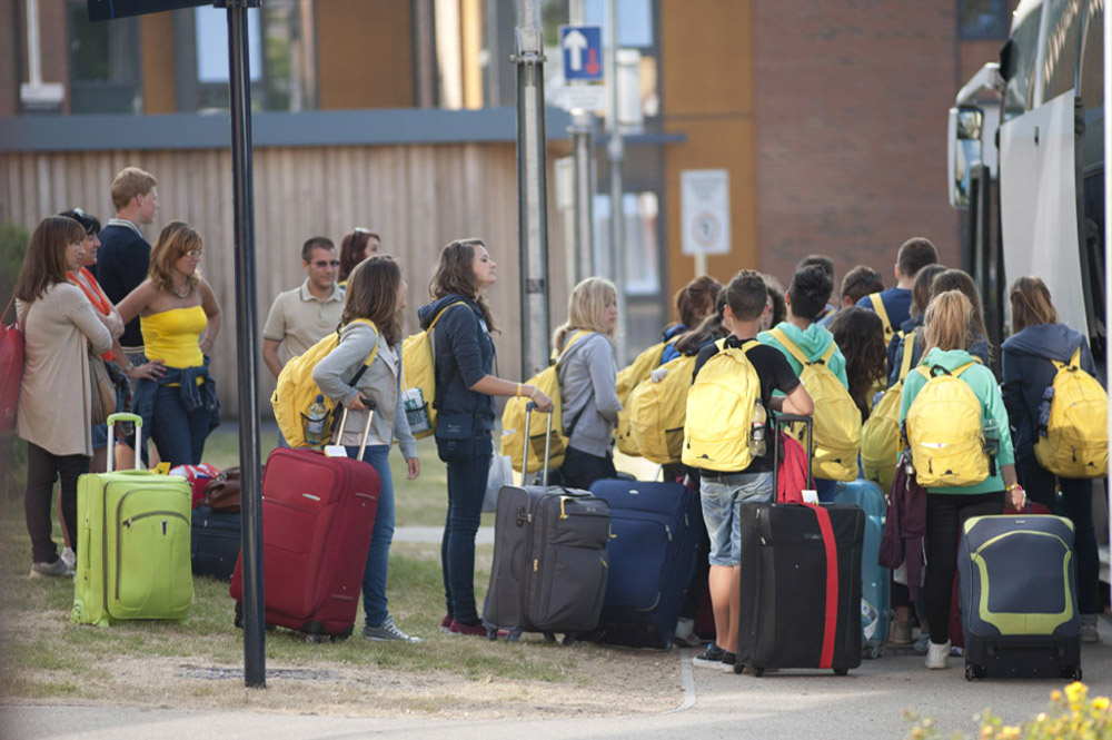 %_tempFileNamestudents-with-luggage-4%