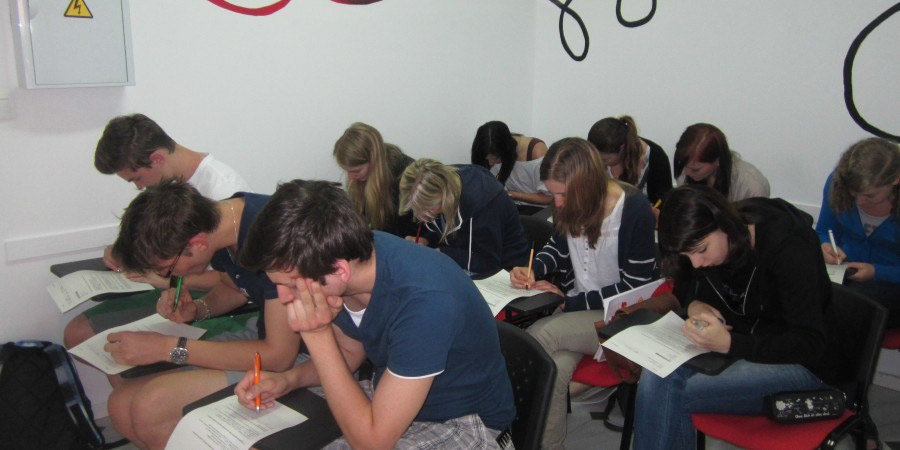 %_tempFileNamemalaga-students-in-class-02%